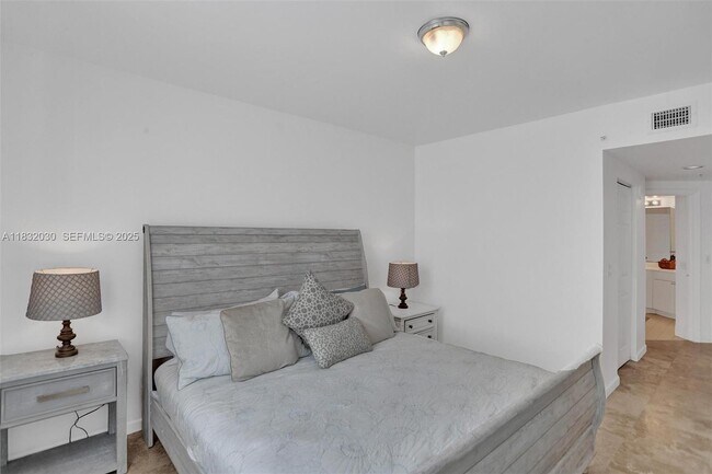 Building Photo - 17100 N Bay Rd