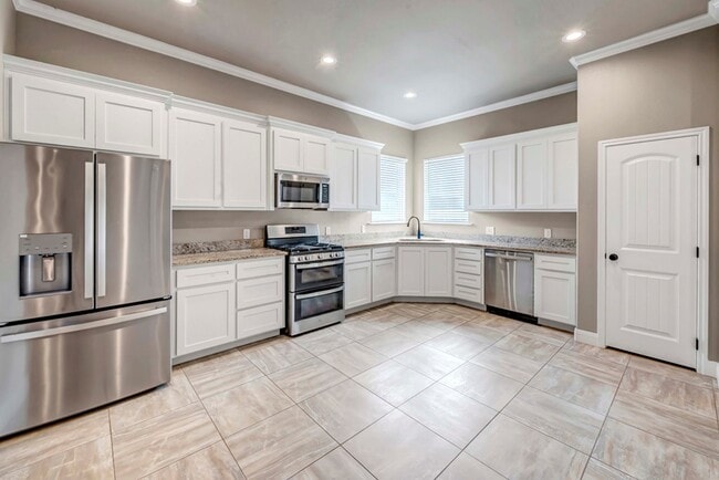 Building Photo - 8608 Luz Dr