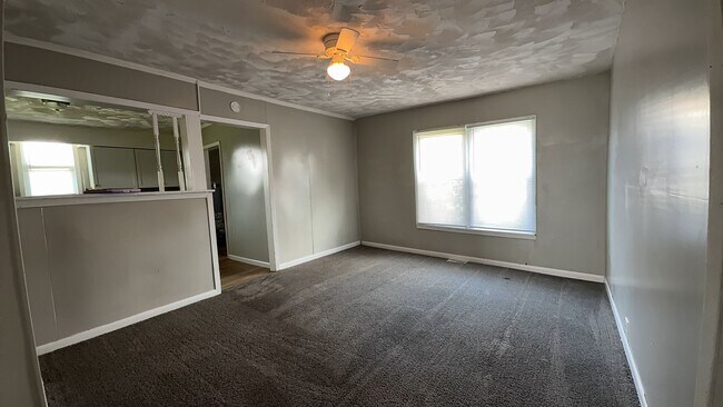 Building Photo - 1521 E Kirby Ave