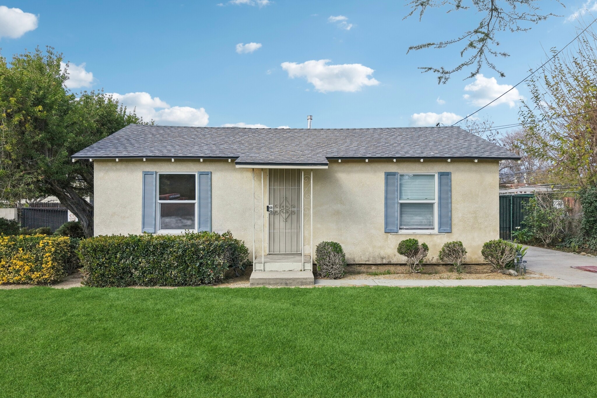 Building Photo - 1842 E Victoria Ave