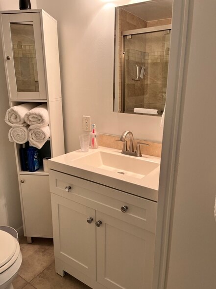 Building Photo - 618 N Silver Cir