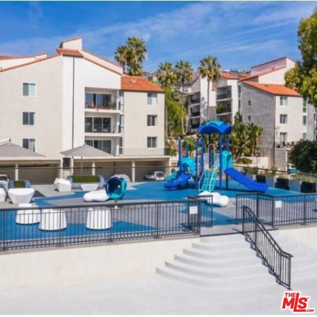 Building Photo - 6600 Beachview Dr