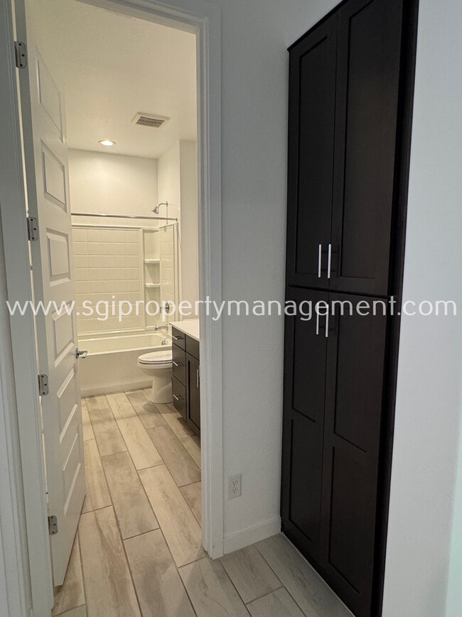 Building Photo - 16949 W Evergreen Rd