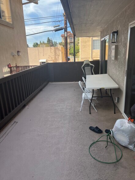 Building Photo - 429 E Providencia Ave