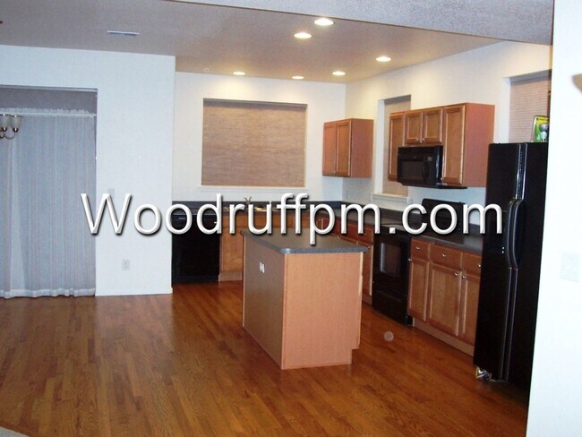 Building Photo - 3 Bed End Unit Townhome near Old Town Arvada