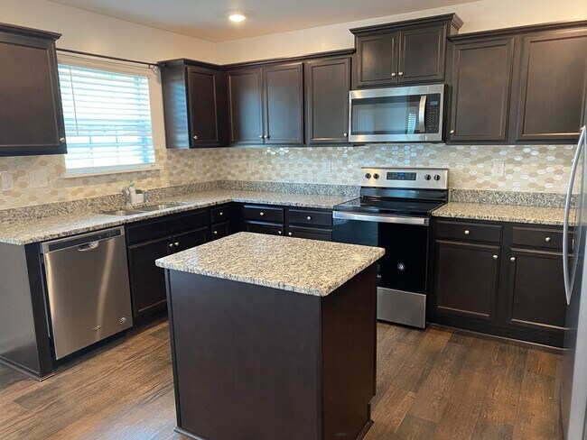 Building Photo - MOVE-IN READY!