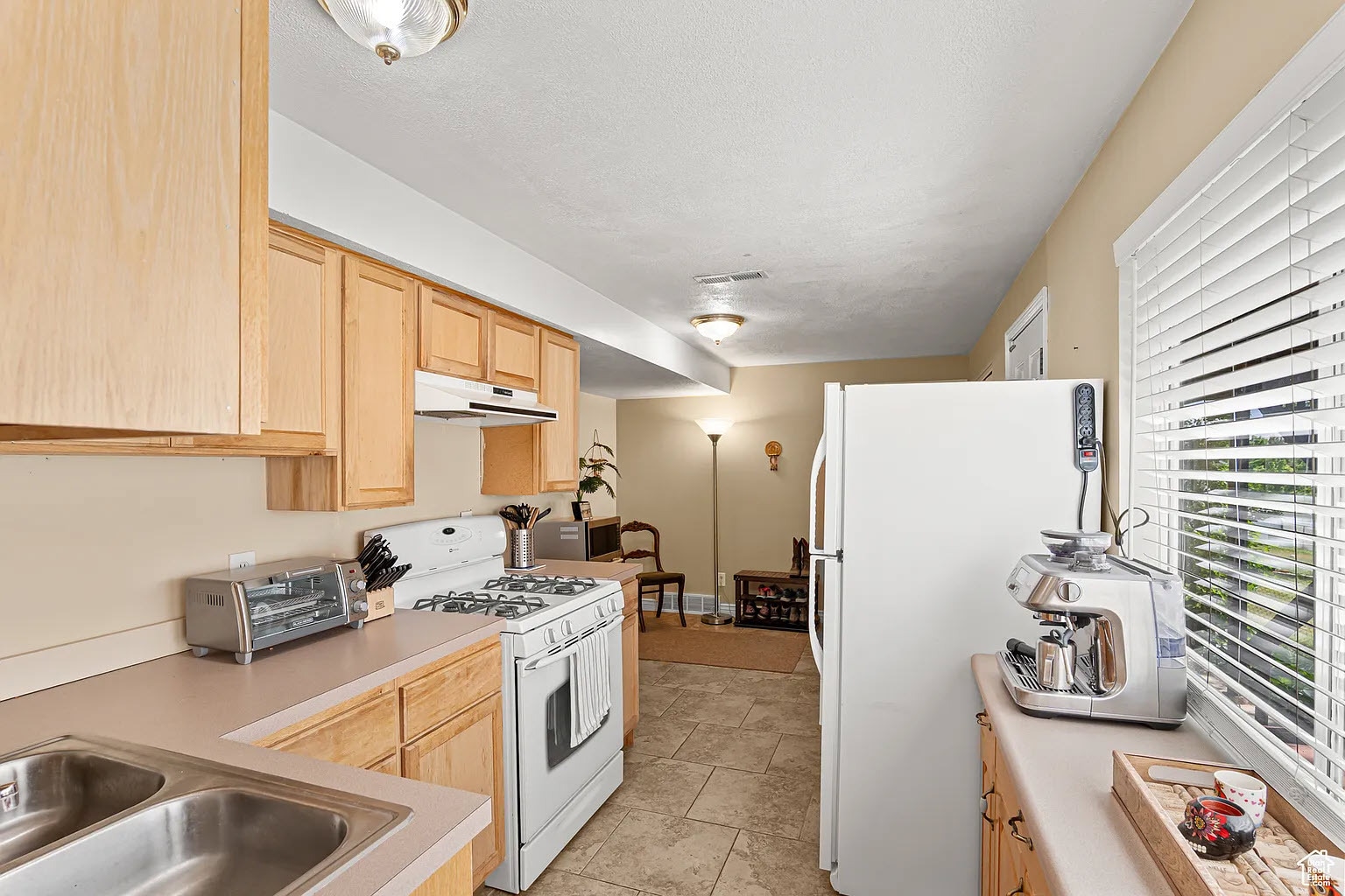 Kitchen - 11770 S Dry Creek Rd