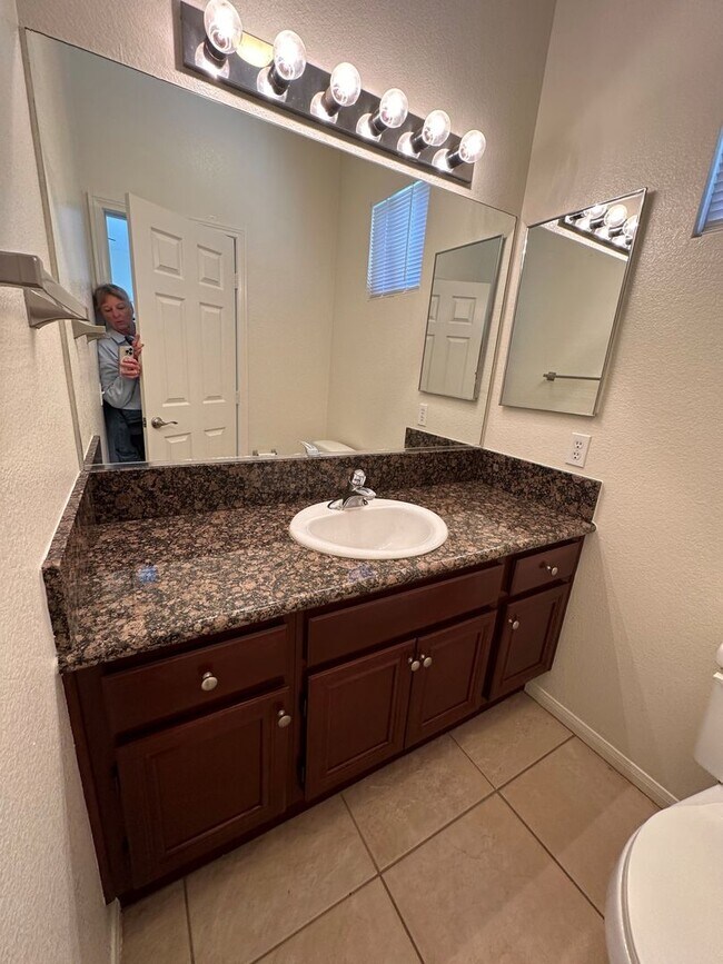 Building Photo - Jeffries Ranch Townhome