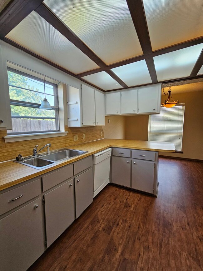 Building Photo - (3)Bed/(2) Bath with Shelter Avail NOW! Pe...