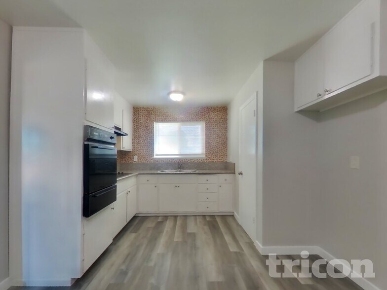 Building Photo - 1508 Crestview Dr