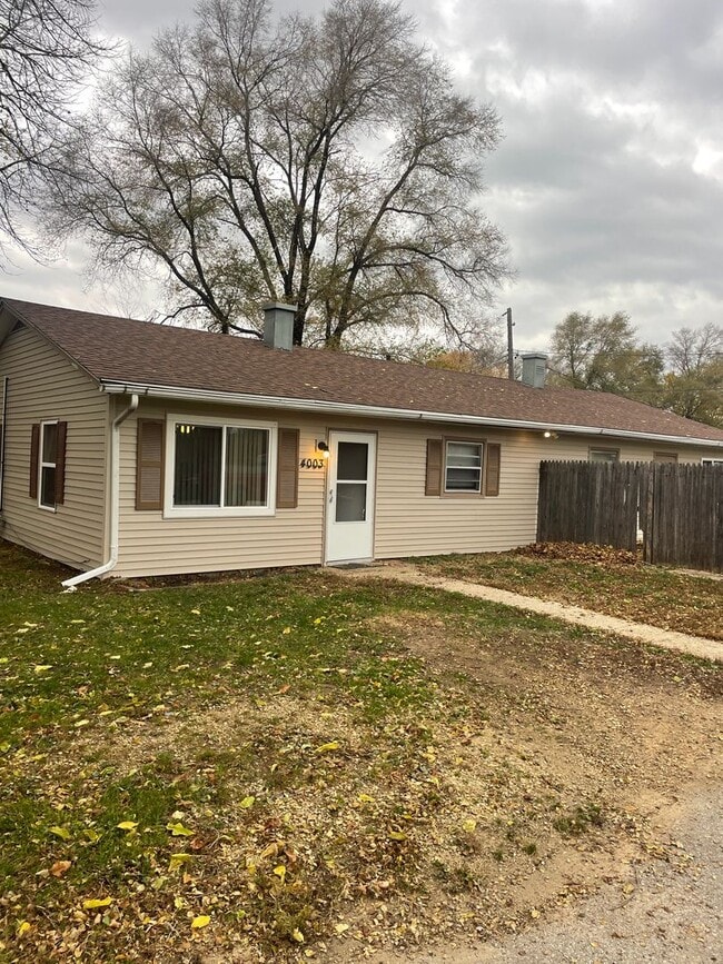 Building Photo - Immaculate 2 Ranch Style Bedroom Duplex