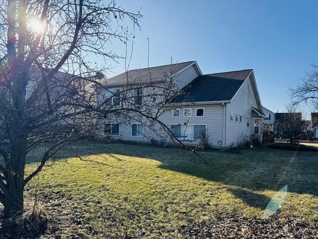 Building Photo - 425 Claire Ave