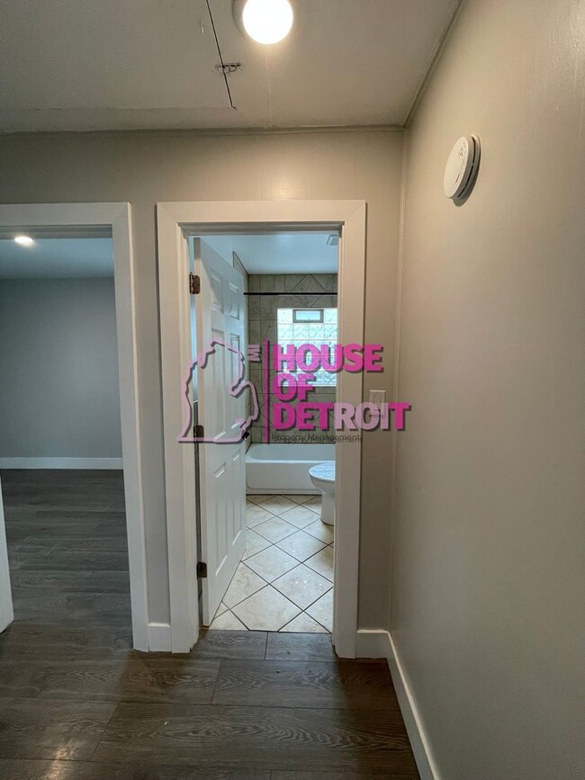 Building Photo - 2 BEDROOM | 1 BATH | FREE PRE SCREEN