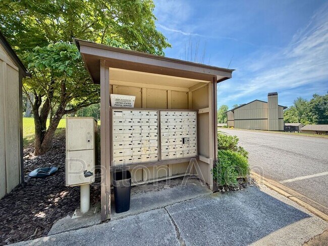 Building Photo - 4 Dawnwood Cir