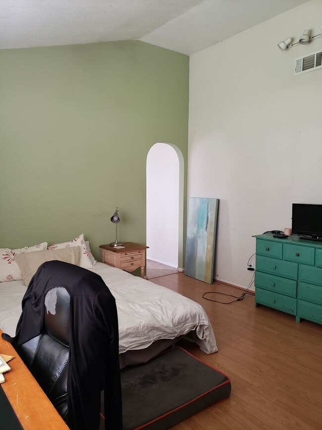 Building Photo - Charming 3 bed/ 2 bath Home