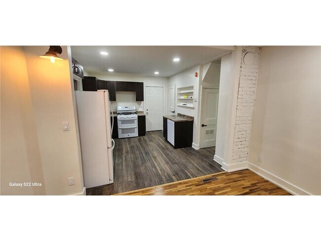 Building Photo - 402 4th St S