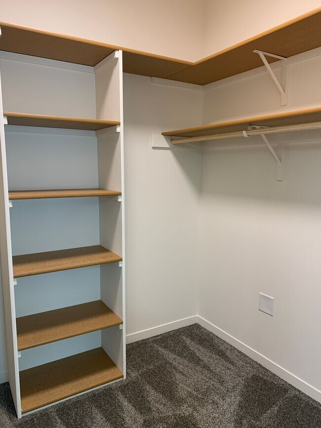 Building Photo - Zero entry ranch townhome with 2 stall garage. Laundry on main level, 2 bedrooms/2.5 bath in SE L...