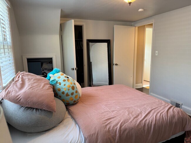 Building Photo - Charming 3 bedroom 1.5 bath in Amherst :