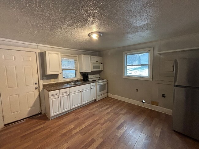 Building Photo - COMING SOON! 2 Bed House! Making it ready for you!