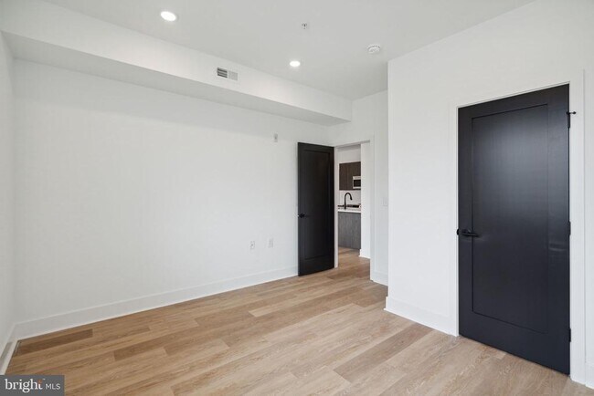 Building Photo - 1419 W Grange Ave