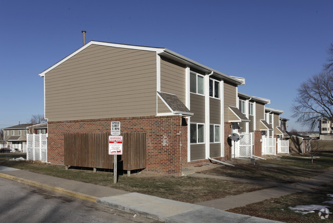 Primary Photo - Crestview Village Apartments