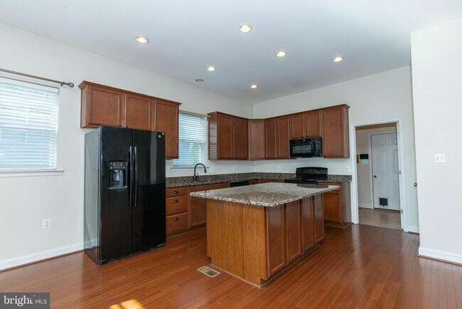 Building Photo - 15 Flag Ct