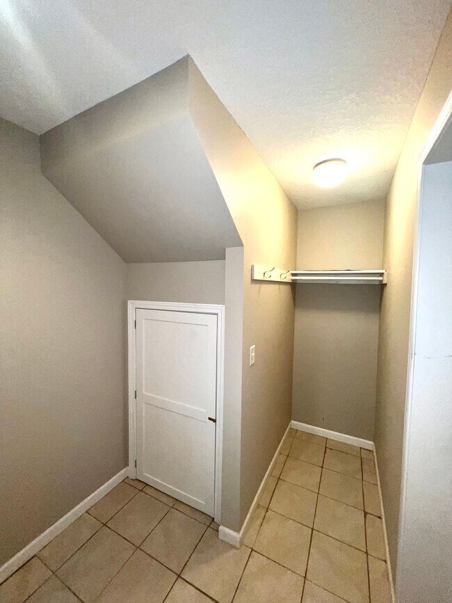 Building Photo - Spacious 3-bed, 2-bath Single Family Home!