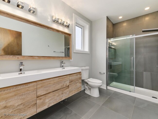 Building Photo - 6109 N Elston Ave