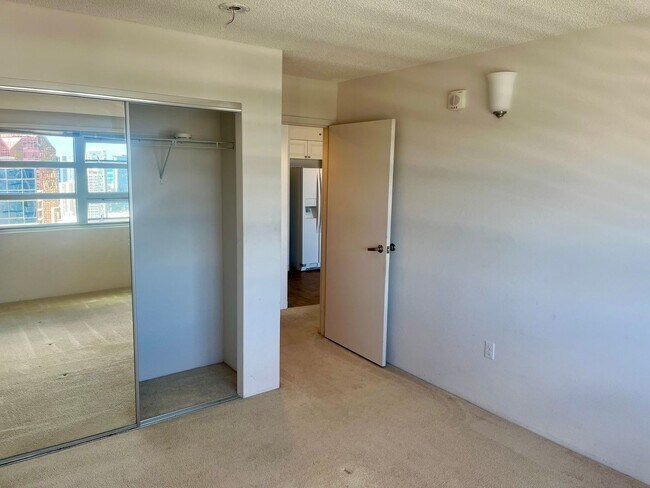 Building Photo - 2 Bedroom, 1.5 Bath, 1 Parking Close to Everything