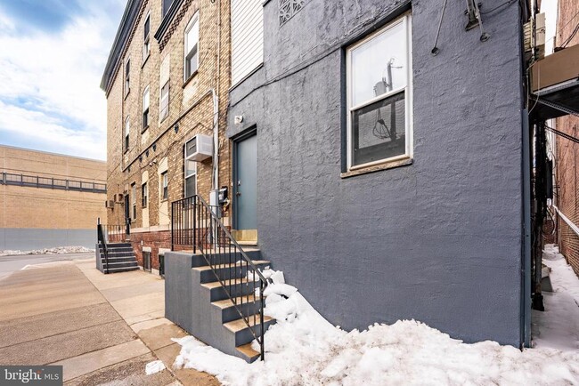 Building Photo - 1327 Snyder Ave