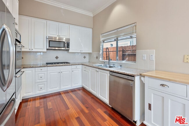 Building Photo - 2020 Penmar Ave