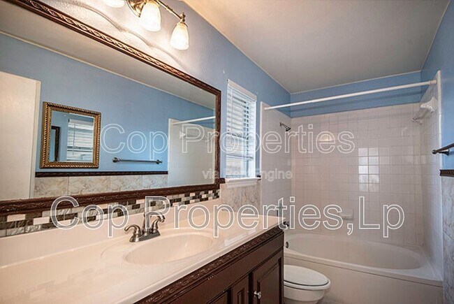 Building Photo - 7127 Still Hollow Dr