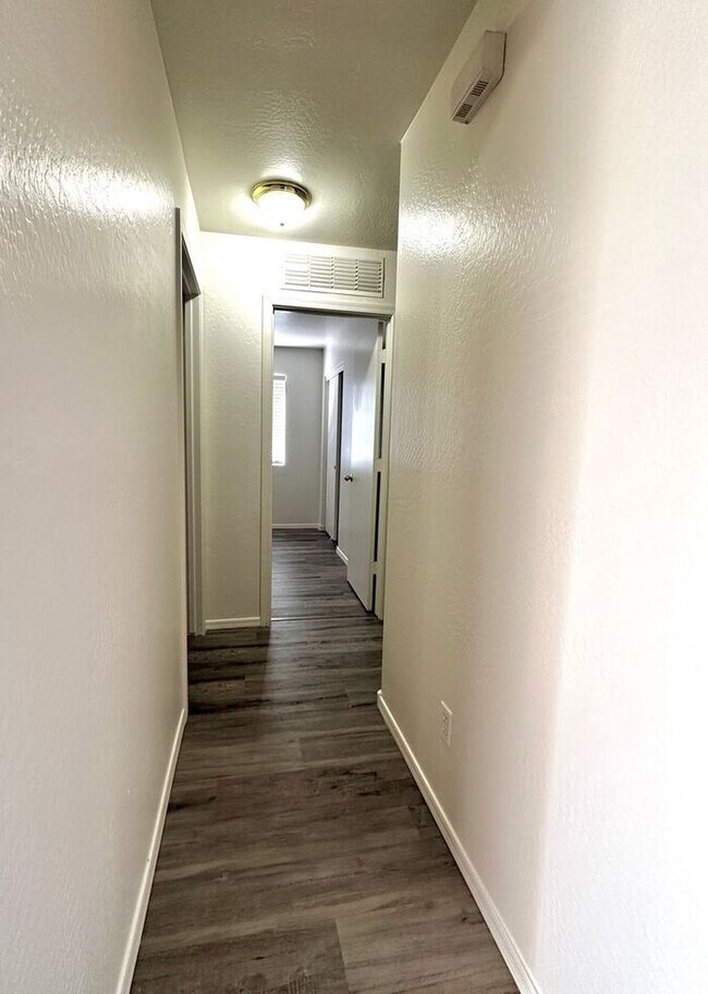 Building Photo - New Flooring! Single level 3 bed in Camelback Ranch!