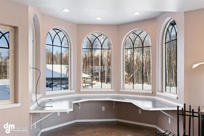 Building Photo - Gorgeous Palmer Home!
