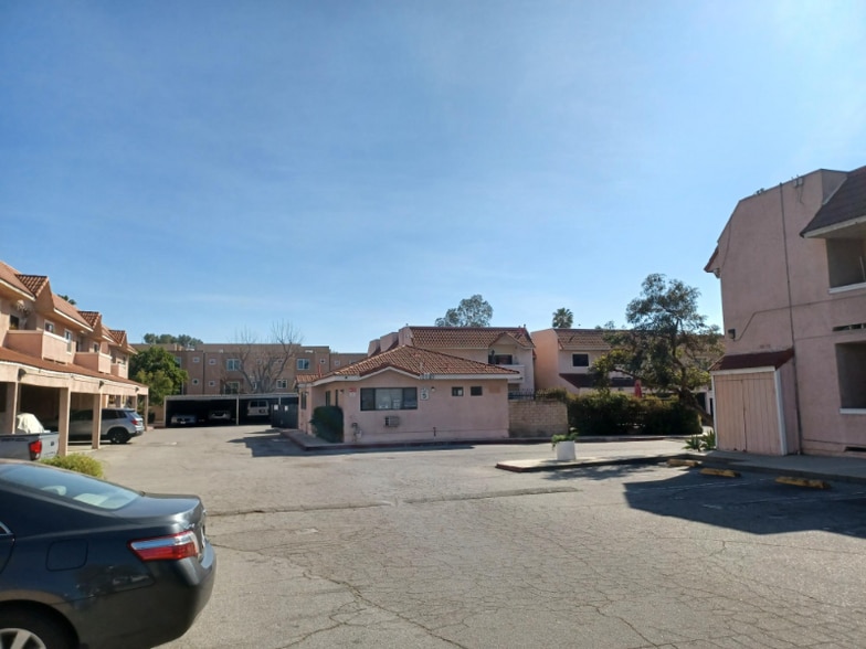 Building Photo - 10943 Laurel Canyon Blvd