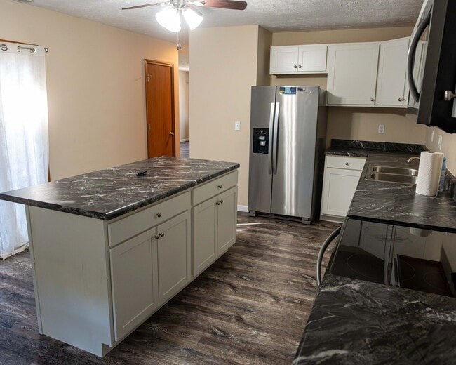 Building Photo - 423 S Park Square Dr