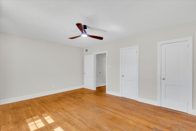 Building Photo - 2 bedroom off of Historic Victory Drive and minutes from Daffin Park