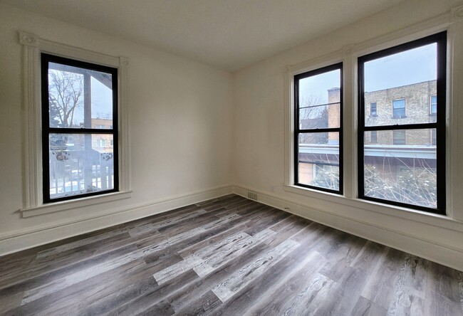 Building Photo - Large newly rehabbed Oak Park Jr 1 bedroom...