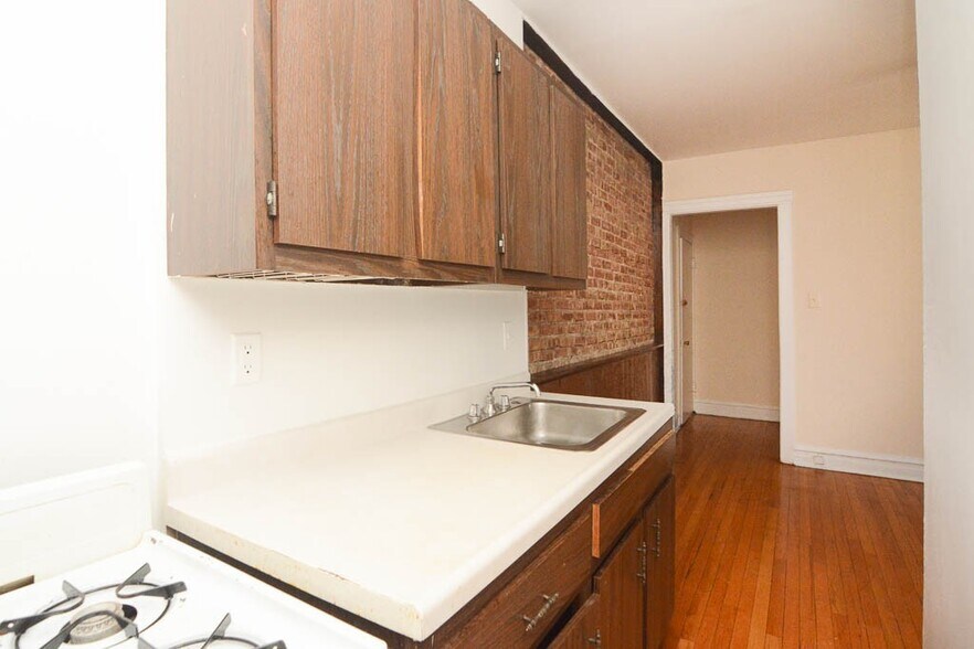 Building Photo - 958 W Cornelia Ave