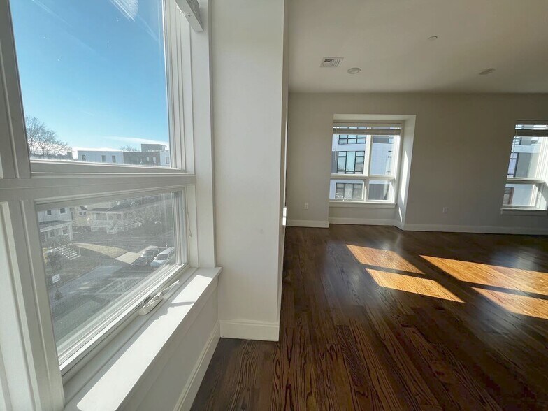 Building Photo - 7 Everett St