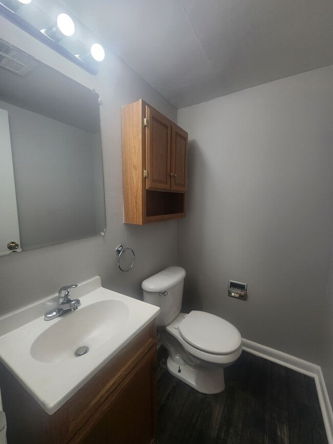 Building Photo - Spacious 2-bedroom Townhome