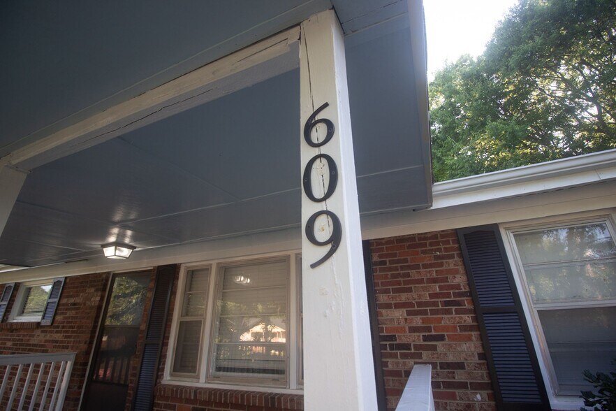 Building Photo - 609 Marguerite Dr NW