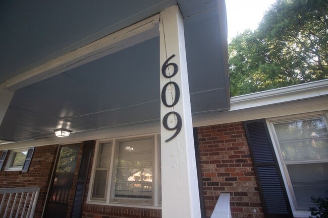 Building Photo - 609 Marguerite Dr NW