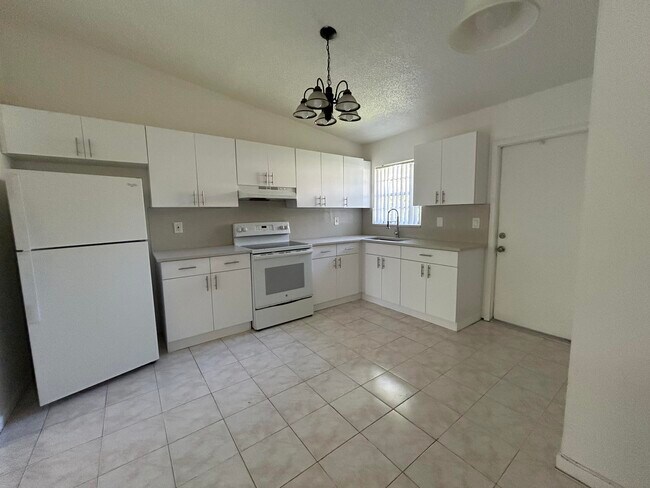 Building Photo - 6140 SW 41st Ct