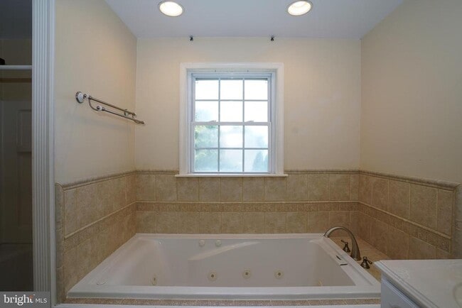 Building Photo - 7862 Centergate Ct