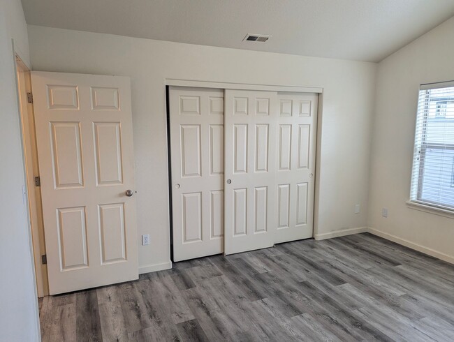 Building Photo - Minutes from Nike and One Week Free! 2 Bed...