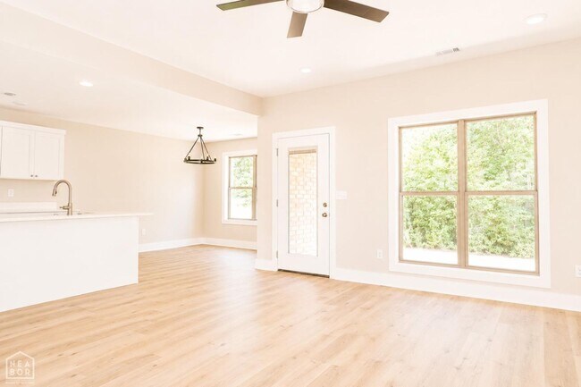 Building Photo - 5402 Lotus St