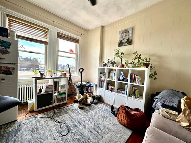 Building Photo - 108 Myrtle St