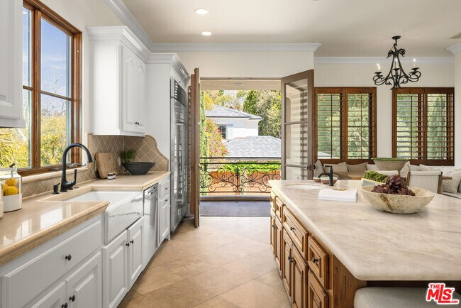 Building Photo - 587 Entrada Dr