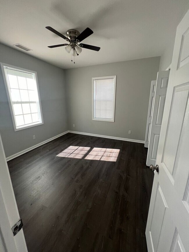 Building Photo - Newly Renovated 2 bed/1 bath apartment (Do...